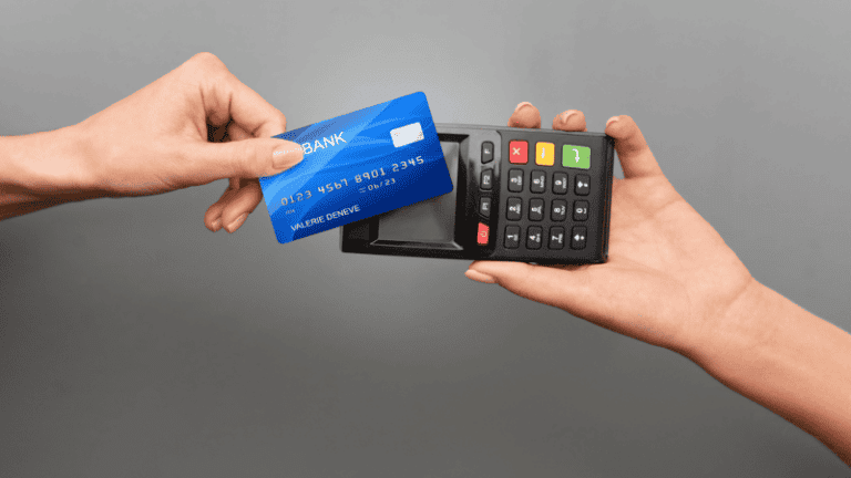 Person paying with its credit card